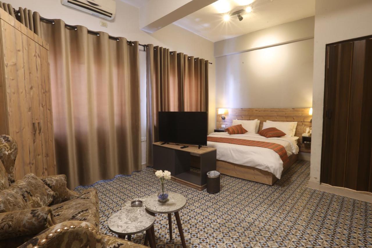 Riviera Hotel Amman Buitenkant foto