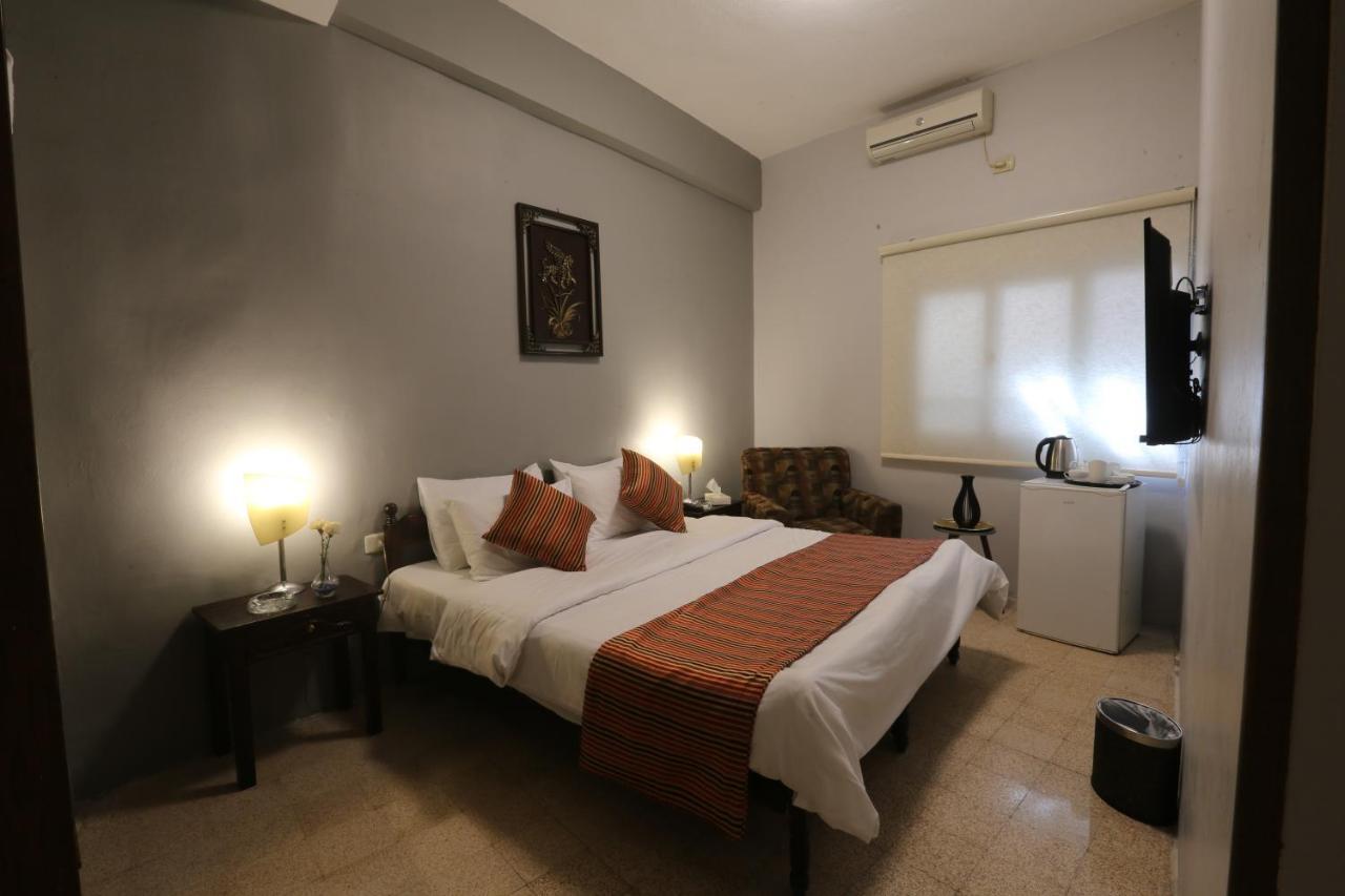 Riviera Hotel Amman Buitenkant foto